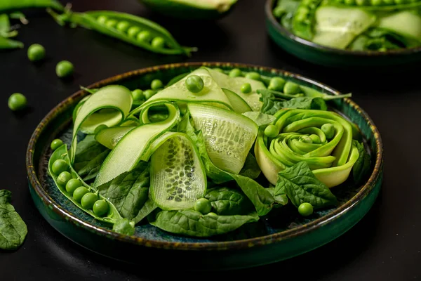 Detailní Záběr Talíře Zeleninovým Salátem Tmavém Kuchyňském Stole — Stock fotografie