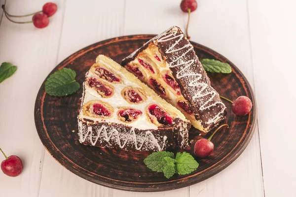 Fechar Saboroso Bolo Caseiro Com Chocolate Cerejas — Fotografia de Stock