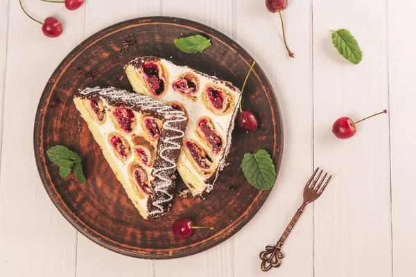 Fechar Saboroso Bolo Caseiro Com Chocolate Cerejas — Fotografia de Stock