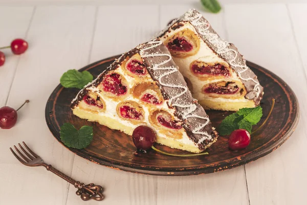 Fechar Saboroso Bolo Caseiro Com Chocolate Cerejas — Fotografia de Stock