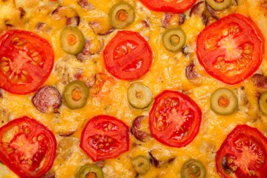 Domatesli ve zeytinli pizza