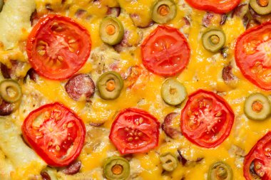 Domatesli ve zeytinli pizza