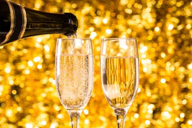 iki şampanya kadehi