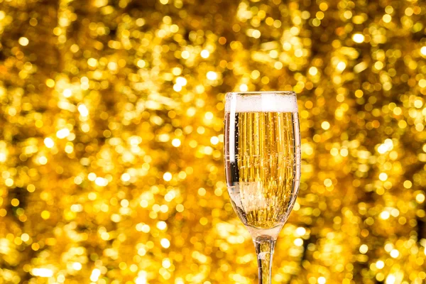 Champagne glas op Kerstmis achtergrond — Stockfoto