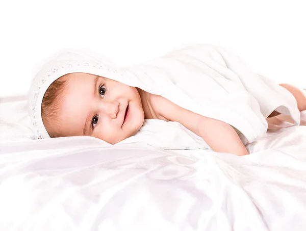 Bébé garçon sous couverture blanche — Photo