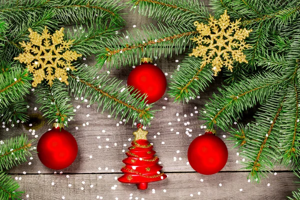 Kerstboom met kerstballen — Stockfoto