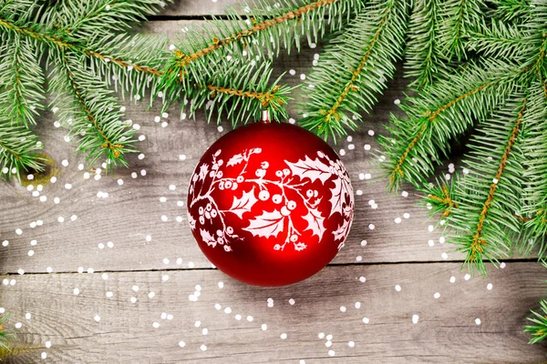 Julgran med boll — Stockfoto