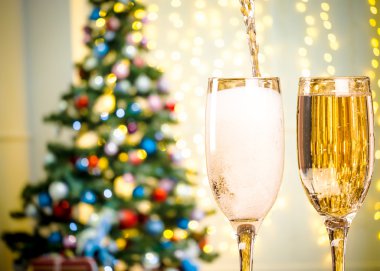 İki Noel şampanya bardakları