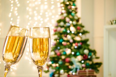 İki Noel şampanya bardakları