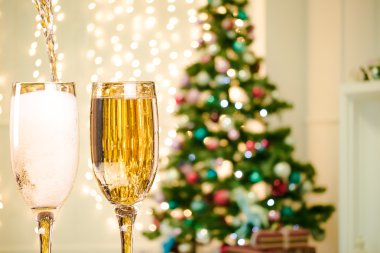 İki Noel şampanya bardakları