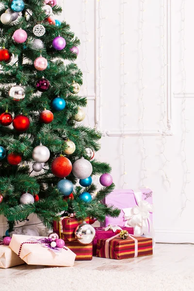 Albero di Natale con regali — Foto Stock