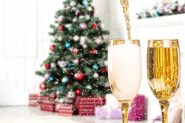 Két karácsonyi pezsgős pohár — Stock Fotó