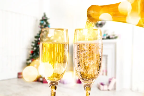 İki Noel şampanya bardakları — Stok fotoğraf