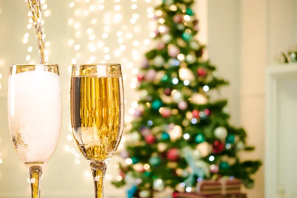 两个圣诞香槟眼镜 — 图库照片