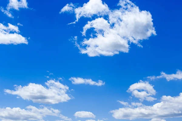 Wolken in de blauwe lucht — Stockfoto