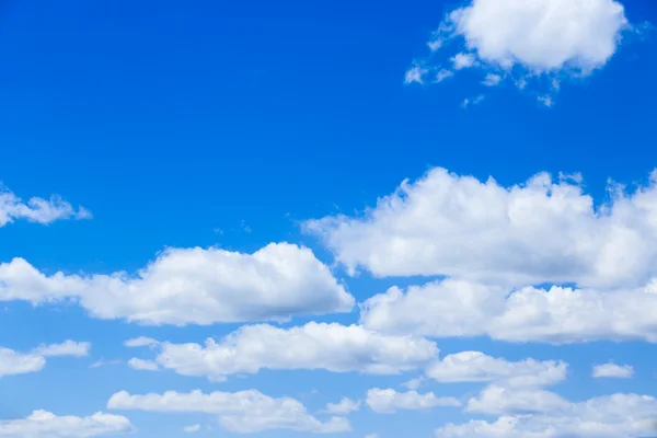 Wolken in de blauwe lucht — Stockfoto