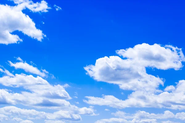 Nubes en el cielo azul — Foto de Stock