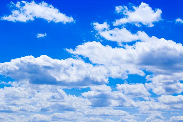 Nubes en el cielo azul — Foto de Stock