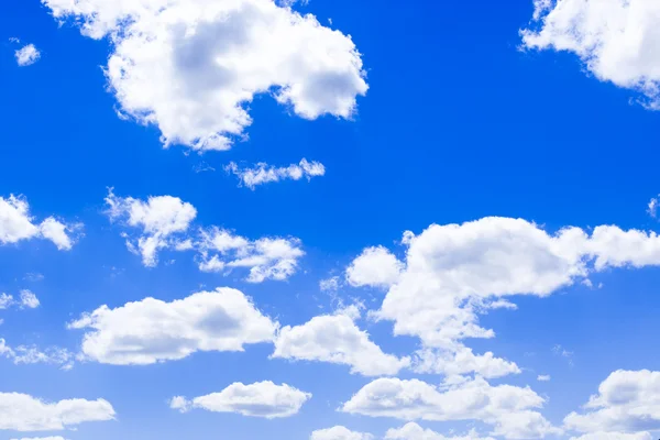 Nuages dans le ciel bleu — Photo