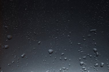 Su siyah üzerine düşer.