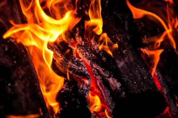 Brinnande eldslåga — Stockfoto