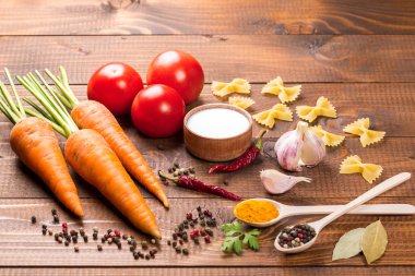 Makarna, sebze, baharatlar ve tuz