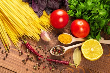 Makarna, sebze, fesleğen, baharatlar