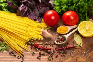 Makarna, sebze, fesleğen, baharatlar