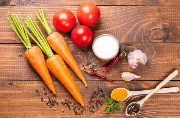 Zöldségek, a sóval és a fűszerekkel kanál — Stock Fotó