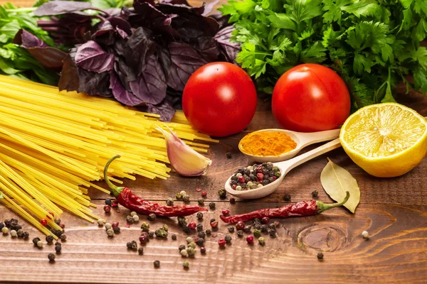 Macarrão, legumes, manjericão, especiarias — Fotografia de Stock