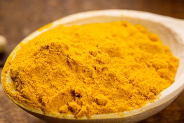 Kaşığı zerdeçal tozu ile