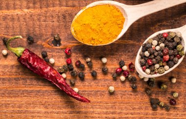 Zerdeçal tozu kaşık ve biber