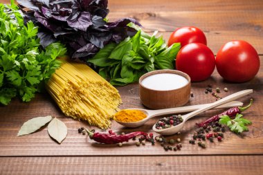 Makarna, sebze, fesleğen, baharat, tuz ve kaşık