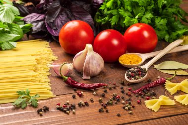 Makarna, sebze, fesleğen, baharat ve kaşık