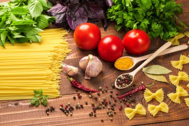 Makarna, sebze, fesleğen, baharat ve kaşık