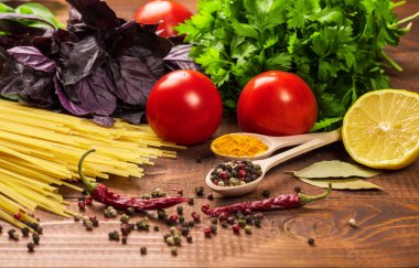 Makarna, sebze, fesleğen, baharat ve kaşık