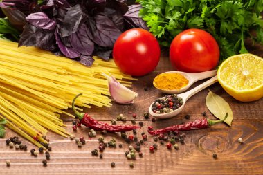 Makarna, sebze, fesleğen, baharatlar