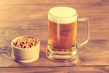 Bira bardağı ve kasede krakerler