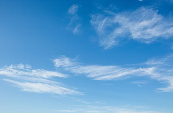 Flauschige Wolken am Himmel — Stockfoto