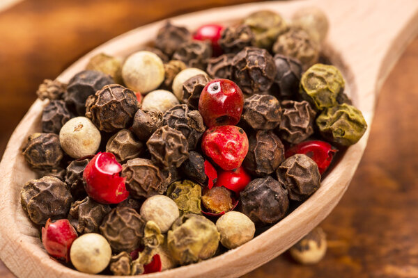 Семена перца в ложке
