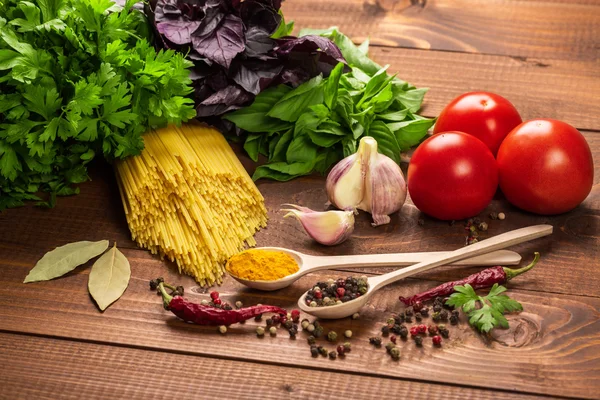 파스타, 야채, 향미료, 향미료 및 숟가락 — 스톡 사진