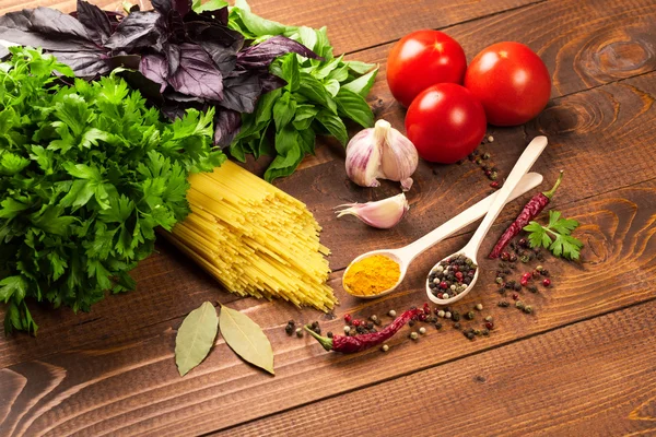 파스타, 야채, 향미료, 향미료 및 숟가락 — 스톡 사진