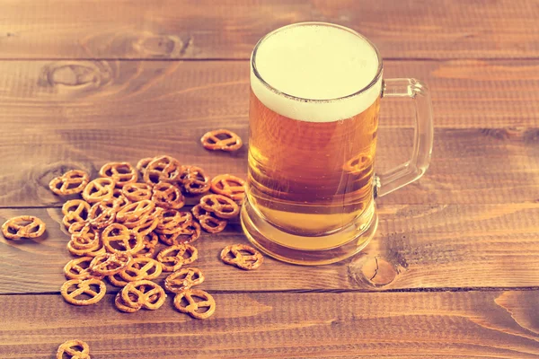 Caneca de cerveja e pretzels — Fotografia de Stock