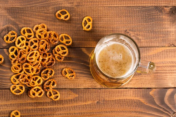 Caneca de cerveja e pretzels — Fotografia de Stock