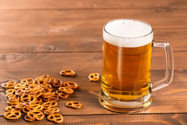 Caneca de cerveja e pretzels — Fotografia de Stock