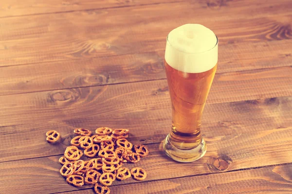 Caneca de cerveja e pretzels — Fotografia de Stock