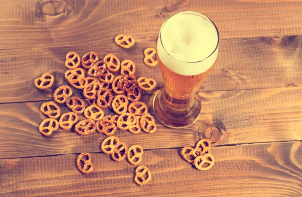 Caneca de cerveja e pretzels — Fotografia de Stock