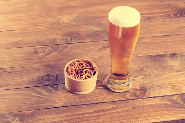Пиво Муг і кренделі в мисці — стокове фото