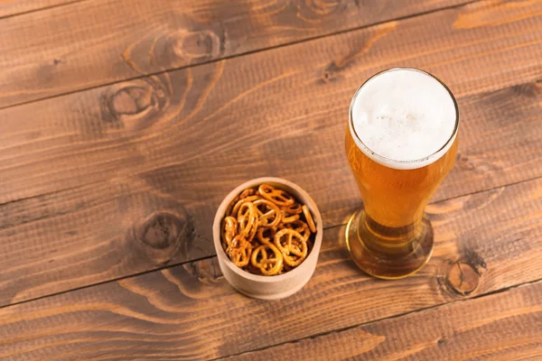 Taza de cerveza y pretzels en tazón — Foto de Stock