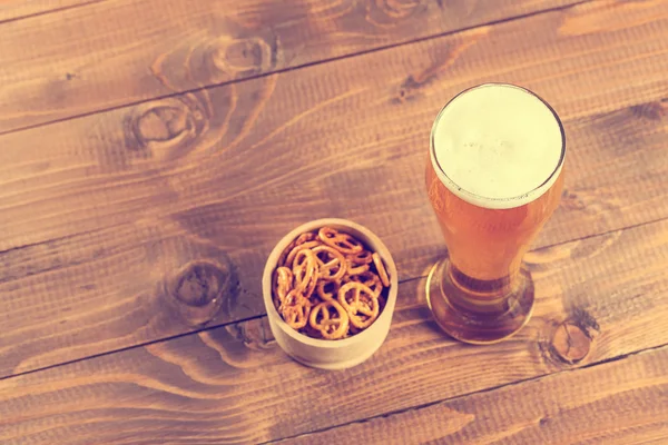 Caneca de cerveja e pretzels na tigela — Fotografia de Stock